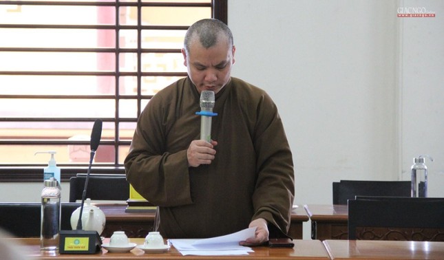 Đại đức Thích Quang Tư đọc biên bản của phiên họp Đại đức Thích Quang Tư đọc biên bản của phiên họp
