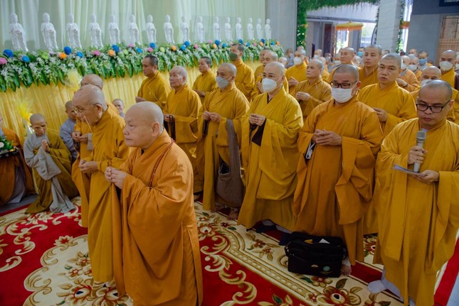 Chư vị giáo phẩm niêm hương tưởng niệm - Ảnh: Đăng Huy Chư vị giáo phẩm niêm hương tưởng niệm - Ảnh: Đăng Huy