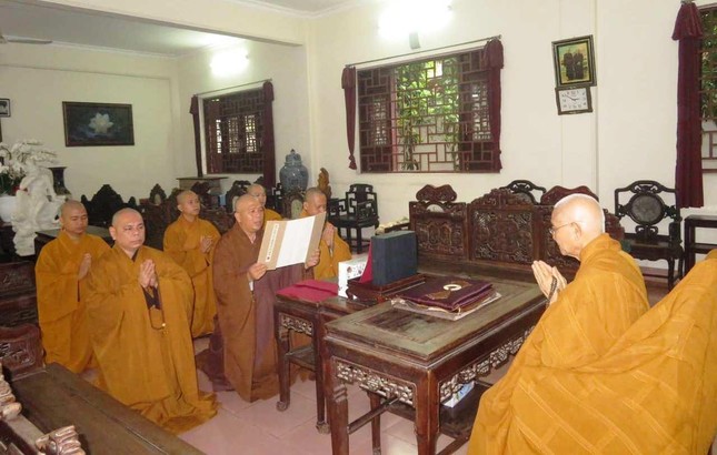 Thượng tọa Thích Tâm Mãn và chư Tăng Ban Kiến đàn cung thỉnh chư tôn đức Hội đồng Thập sư Thượng tọa Thích Tâm Mãn và chư Tăng Ban Kiến đàn cung thỉnh chư tôn đức Hội đồng Thập sư