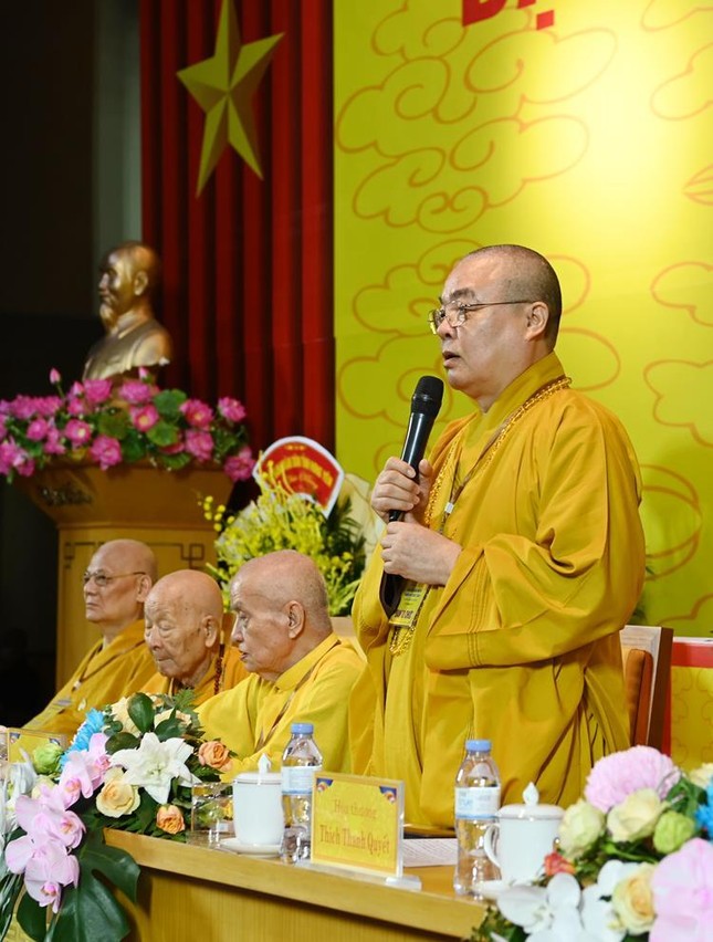 Hòa thượng Thích Thanh Nhiễu lấy ý kiến Đại hội về nhân sự tân Ban Trị sự GHPGVN tỉnh Hưng Yên nhiệm kỳ 2022-2027