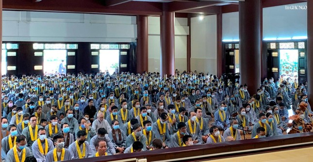 Đông đảo Phật tử trang nghiêm nghe pháp thoại tại giảng đường chùa Huê Nghiêm Đông đảo Phật tử trang nghiêm nghe pháp thoại tại giảng đường chùa Huê Nghiêm