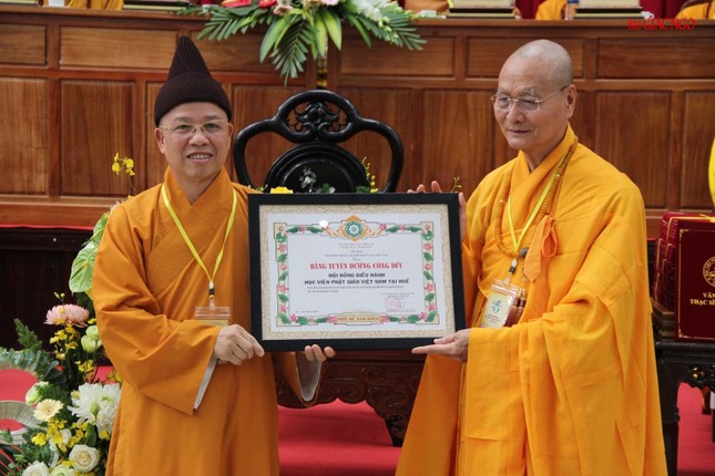 Hòa thượng Thích Thanh Quyết trao Bằng tuyên dương công đức của Hội đồng Trị sự đến Hòa thượng Viện trưởng Học viện