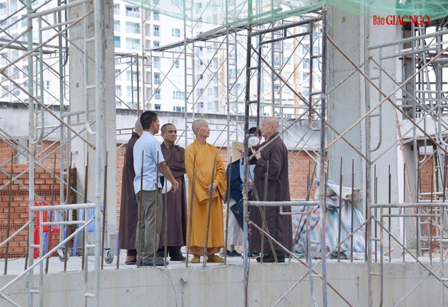 Tại công trình đang trùng tu chùa Phổ Quang