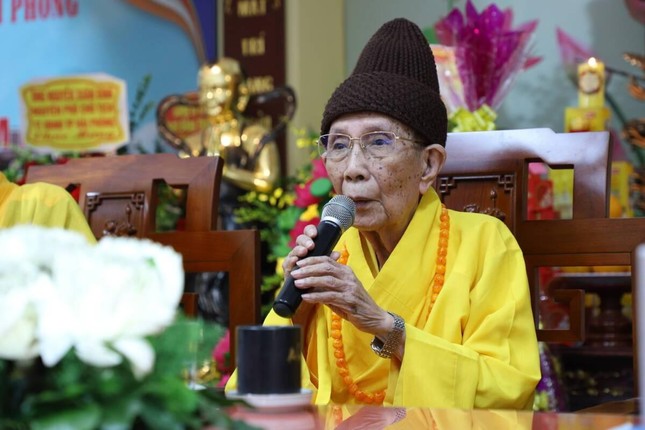 Trưởng lão Hòa thượng Thích Đức Nghiệp ban đạo từ Trưởng lão Hòa thượng Thích Đức Nghiệp ban đạo từ