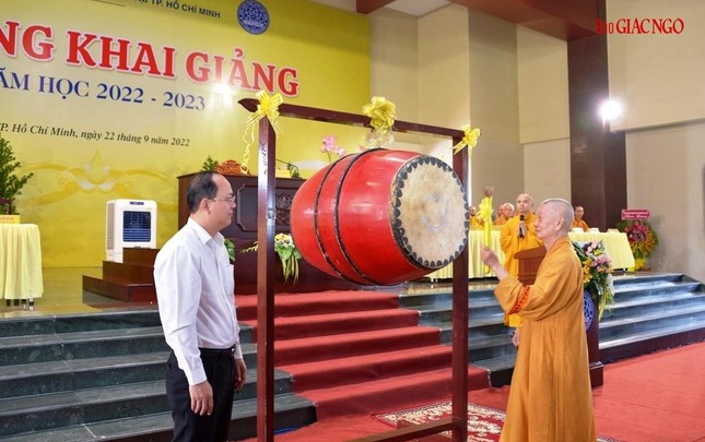 Trưởng lão Hòa thượng Viện trưởng đánh trống khai trường năm học mới 2022-2023