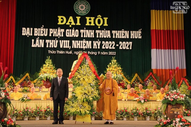 Phó Bí thư Thường trực Tỉnh ủy Phan Ngọc Thọ đại diện tỉnh tặng hoa chúc mừng Phó Bí thư Thường trực Tỉnh ủy Phan Ngọc Thọ đại diện tỉnh tặng hoa chúc mừng