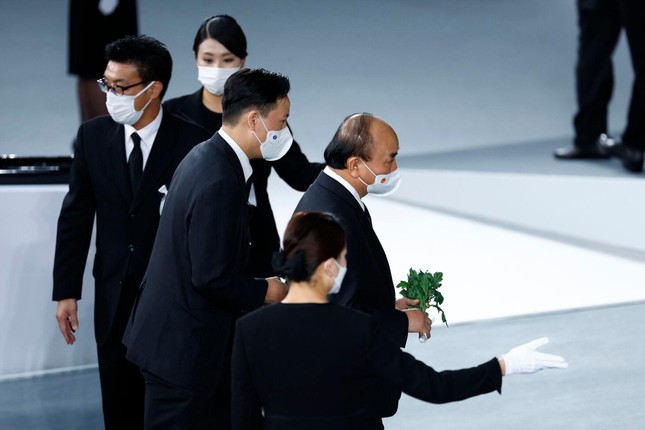 Chủ tịch nước Nguyễn Xuân Phúc đặt hoa tưởng niệm cựu thủ tướng Abe - Ảnh: Reuters Chủ tịch nước Nguyễn Xuân Phúc đặt hoa tưởng niệm cựu thủ tướng Abe - Ảnh: Reuters