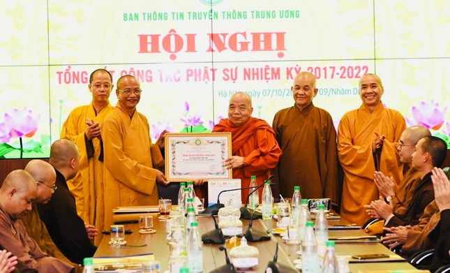Hoà thượng Thích Quảng Hà, Phó Chủ tịch Hội đồng Trị sự trao Bằng tuyên dương công đức cho Hoà thượng Thích Thiện Tâm, Phó Chủ tịch Hội đồng Trị sự kiêm Phó ban Thông tin - Truyền thông Trung ương GHPGVN