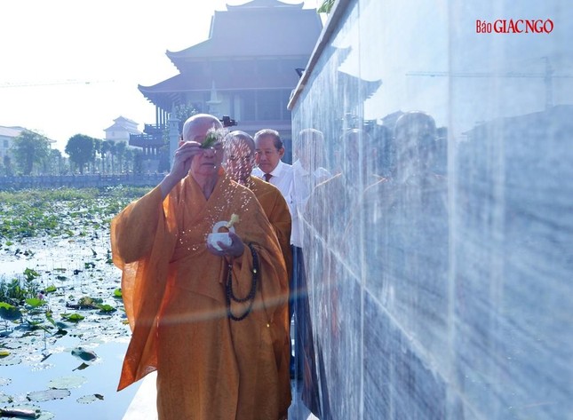 Đức Quyền Pháp chủ cử hành nghi thức sái tịnh, an vị tôn tượng