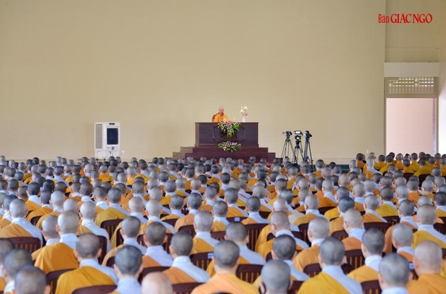 Quang cảnh buổi thuyết giảng của Đức Quyền Pháp chủ GHPGVN cho Tăng Ni sinh viên sáng 16-10-2022