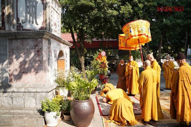 Đảnh lễ trước bảo tháp Đức Đệ nhất Pháp chủ GHPGVN tại tổ đình Quảng Bá - Ảnh: Bảo Trinh Đảnh lễ trước bảo tháp Đức Đệ nhất Pháp chủ GHPGVN tại tổ đình Quảng Bá - Ảnh: Bảo Trinh