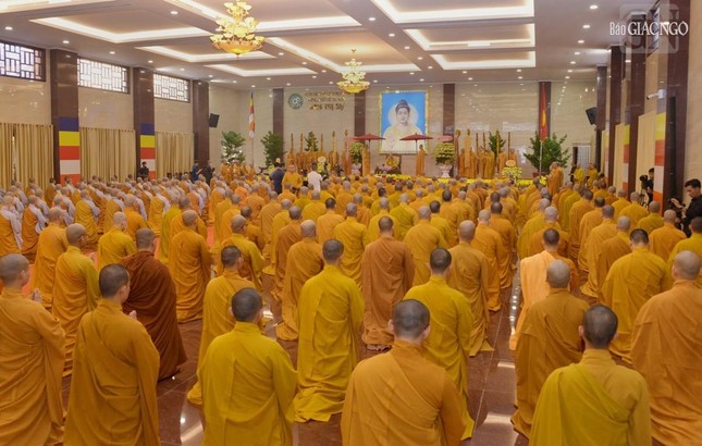 Chư Tăng Ni thành kính đón nhận lời khai thị của Đức Pháp chủ