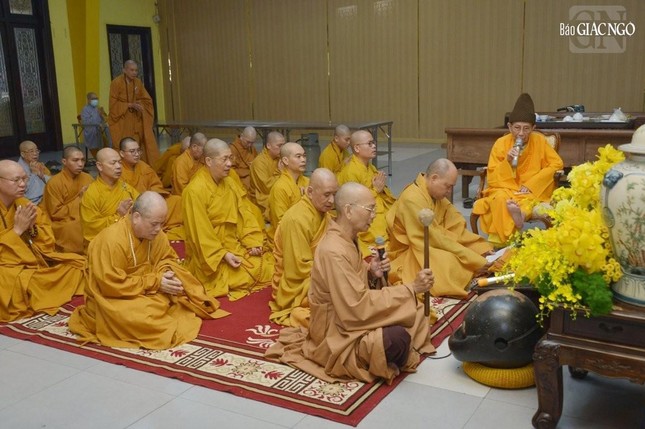 Chư Tăng Ni cử hành khóa lễ cầu nguyện