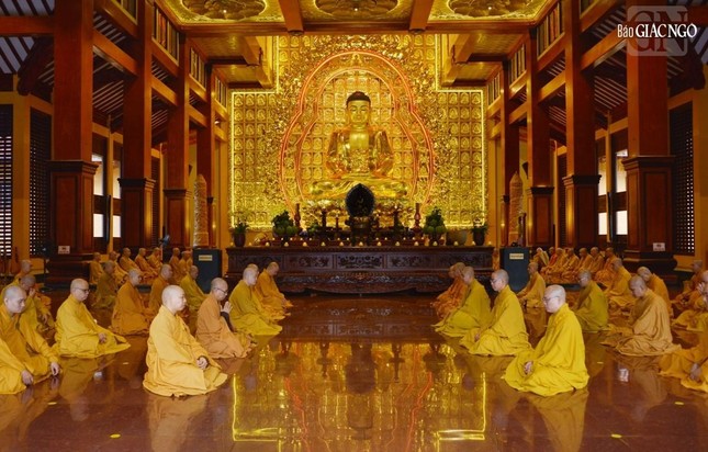 Bố-tát được cử hành tại chánh điện Việt Nam Quốc Tự