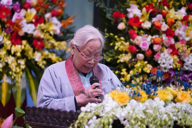 Phật tử Hoa Đạo Lịch đọc báo cáo về Đạo tràng Pháp Hoa miền Bắc