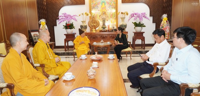 Phái đoàn tại chùa Vĩnh Nghiêm