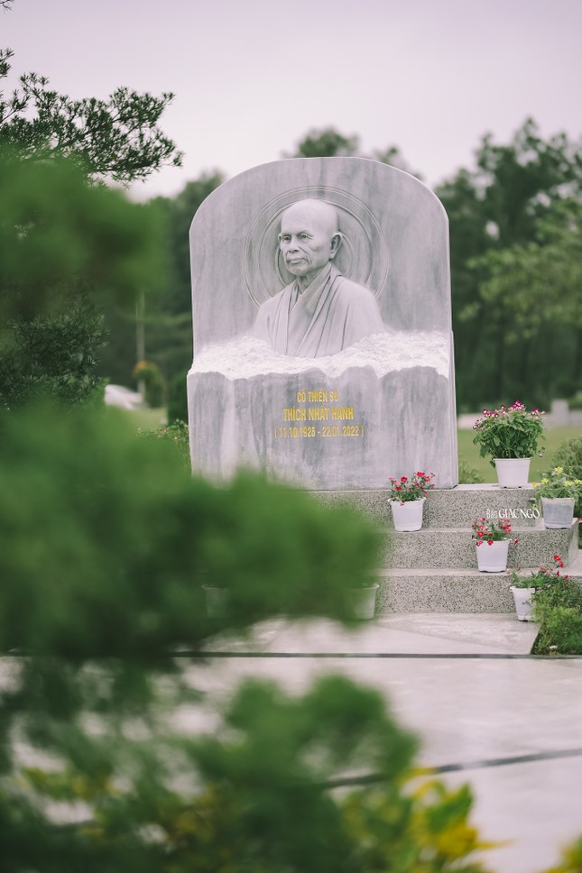 Bức phù điêu tạc chân dung Thiền sư Thích Nhất Hạnh tại Công viên Vĩnh Hằng Huế Bức phù điêu tạc chân dung Thiền sư Thích Nhất Hạnh tại Công viên Vĩnh Hằng Huế