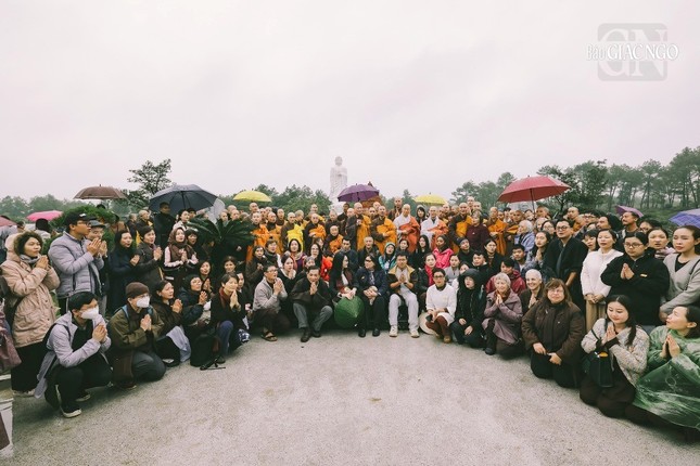 Học trò và những người yêu kính Thiền sư từ nhiều nơi trên thế giới trở về Huế, đến thăm lại nơi trà-tỳ vị Thầy của mình một năm về trước Học trò và những người yêu kính Thiền sư từ nhiều nơi trên thế giới trở về Huế, đến thăm lại nơi trà-tỳ vị Thầy của mình một năm về trước