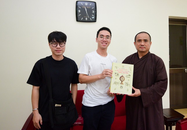 Thượng tọa Thích Minh Hiền cũng gửi tặng những ấn phẩm mỹ thuật Phật giáo do Tùng lâm Hương Sơn chủ trương thực hiện Thượng tọa Thích Minh Hiền cũng gửi tặng những ấn phẩm mỹ thuật Phật giáo do Tùng lâm Hương Sơn chủ trương thực hiện