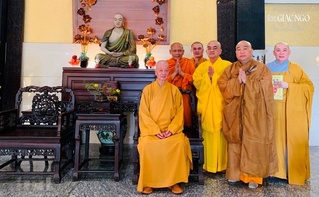 Phái đoàn đại diện GHPGVN tỉnh Cà Mau với Đức Pháp chủ tại chùa Huê Nghiêm Phái đoàn đại diện GHPGVN tỉnh Cà Mau với Đức Pháp chủ tại chùa Huê Nghiêm