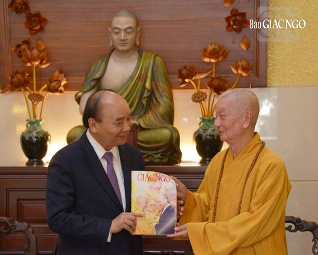 Đức Pháp chủ trao giai phẩm Giác Ngộ Xuân Quý Mão đến Chủ tịch nước