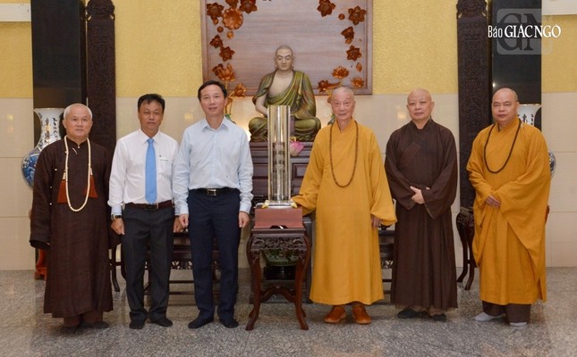 Tặng quà lưu niệm đến Đức Pháp chủ GHPGVN