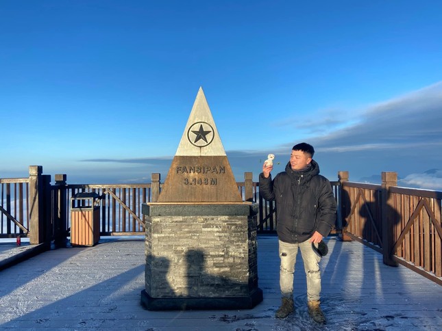 Cuối tháng 12-2022, mưa tuyết đã rơi dày, bao phủ cả một vùng không gian rộng lớn trên đỉnh Fansipan, khiến du khách vô cùng thích thú