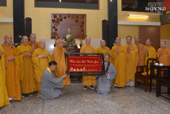 Hòa thượng Thích Giác Toàn dâng bức chữ khánh tuế