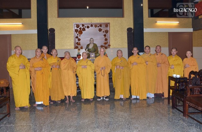 Đức Pháp chủ với Hòa thượng Chủ tịch và các vị giáo phẩm Phó Chủ tịch, Văn phòng II Trung ương GHPGVN