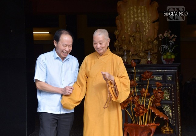Đức Pháp chủ GHPGVN chia sẻ nhiều câu chuyện với ông Lê Tiến Châu trong niềm hoan hỷ Đức Pháp chủ GHPGVN chia sẻ nhiều câu chuyện với ông Lê Tiến Châu trong niềm hoan hỷ