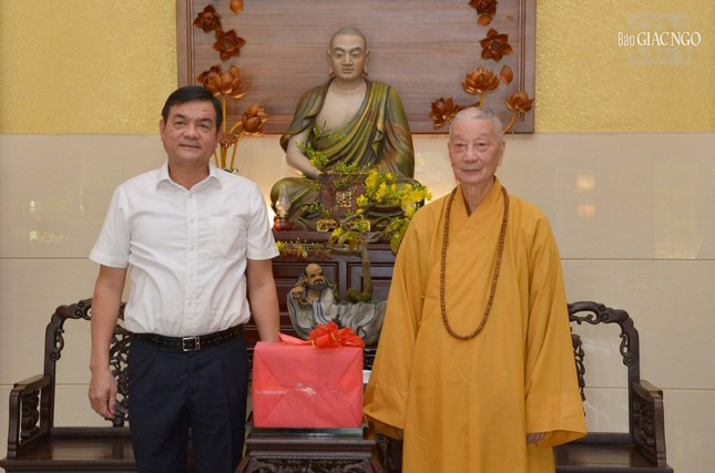Thiếu tướng Lê Hồng Nam tặng trà sen đến Đức Pháp chủ GHPGVN Thiếu tướng Lê Hồng Nam tặng trà sen đến Đức Pháp chủ GHPGVN