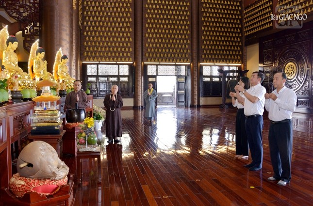 Phái đoàn dâng hương tại chánh điện chùa Huê Nghiêm Phái đoàn dâng hương tại chánh điện chùa Huê Nghiêm