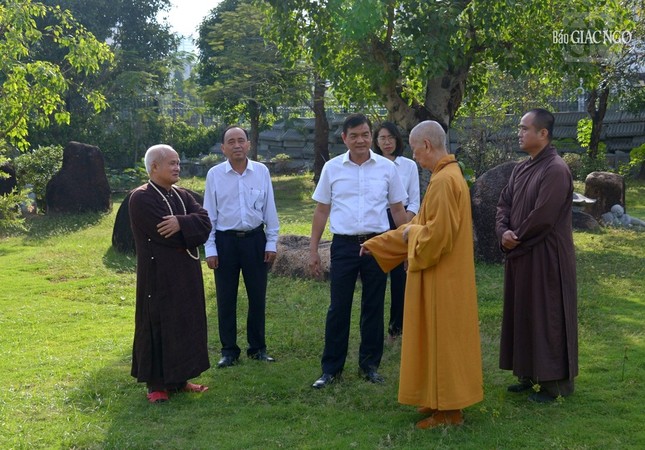 Trưởng lão Hòa thượng trò chuyện với Thiếu tướng Lê Hồng Nam trong vườn chùa Trưởng lão Hòa thượng trò chuyện với Thiếu tướng Lê Hồng Nam trong vườn chùa