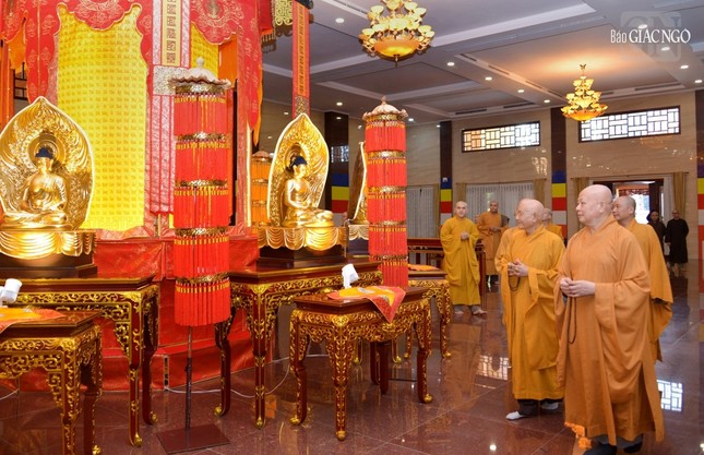 Hòa thượng Thích Minh Thông và Hòa thượng Thích Lệ Trang tại nơi đang thiết trí đàn tràng