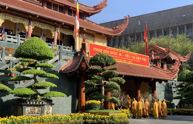 Pháp hội Dược Sư do GHPGVN TP.HCM tổ chức sẽ được khai đàn vào lúc 7 giờ 30 mùng 6 Tết Quý Mão (27-1-2023) tại đàn tràng thiết trí ở hội trường Việt Nam Quốc Tự