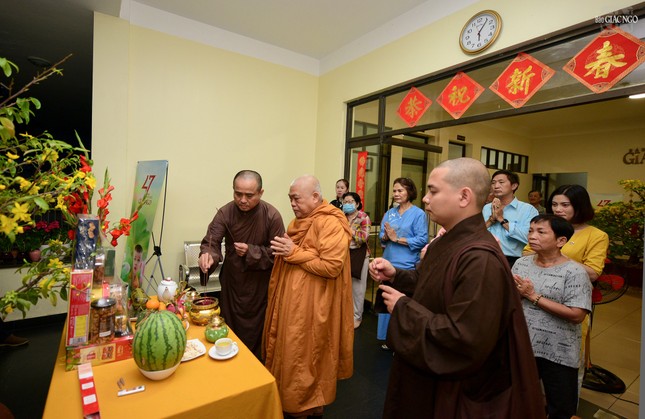 Thắp hương tại bàn thờ chư Thiên trước sảnh trụ sở tòa soạn