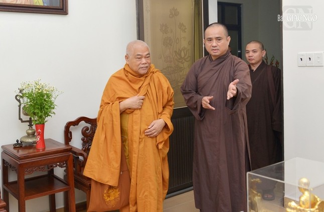 Thăm lại nơi phòng kỷ niệm Đức Đệ tứ Pháp chủ GHPGVN làm việc tại trụ sở tòa soạn lúc ngài đảm nhiệm Tổng Biên tập Báo Giác Ngộ trước đây