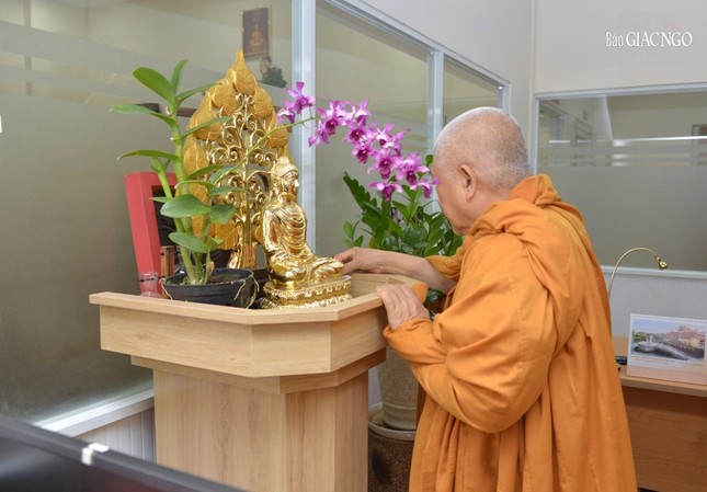 Dâng trầm nơi Phật tượng ở phòng Nội dung