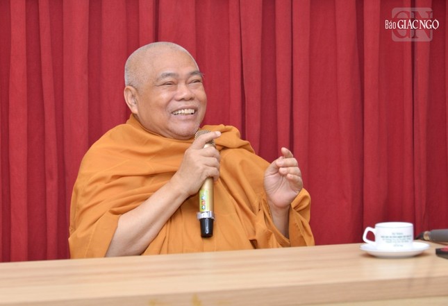 Hòa thượng hoan hỷ đọc thơ tặng Thượng tọa Tổng Biên tập và nhân viên