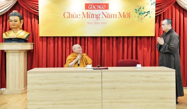 Thượng tọa Thích Tâm Hải thay mặt tập thể đại chúng khánh tuế Hòa thượng Thích Giác Toàn