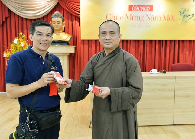 Thượng tọa Tổng Biên tập phát lộc xuân