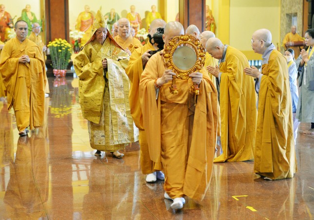Đức Pháp chủ GHPGVN quang lâm niêm hương bạch Phật khai đàn theo nghi thức truyền thống - Ảnh: Trần Thế Phong