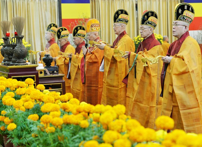 Hòa thượng Thích Lệ Trang cùng chư vị đàn chủ thực hiện nghi thức sái tịnh - Ảnh: Trần Thế Phong