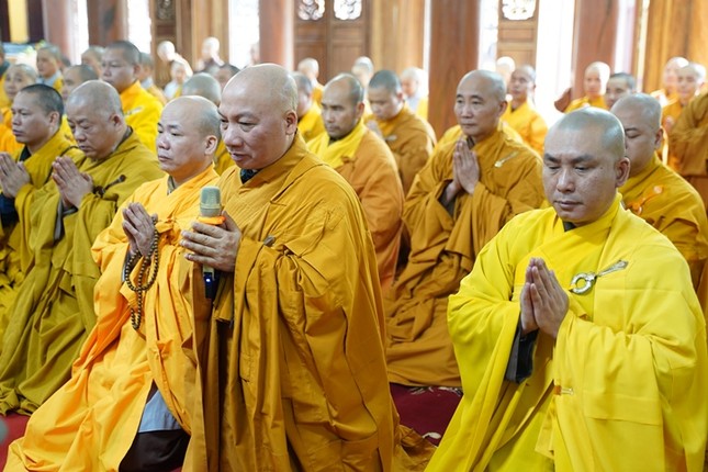 Thượng tọa Thích Chiếu Tuệ đại diện tác bạch khánh tuế chư vị giáo phẩm sơn môn