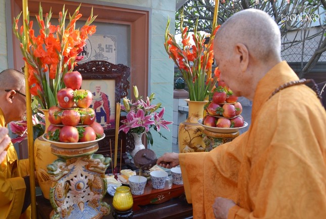 Trưởng lão Hòa thượng Thích Trí Quảng, Pháp chủ GHPGVN quang lâm tổ đình Long Quang (H.Hóc Môn) dâng hương tưởng niệm 50 năm ngày Đại lão Hòa thượng Thích Đạt Thanh (1877-1973), Pháp chủ Giáo hội Tăng-già Nam Việt viên tịch vào sáng ngày 3-2