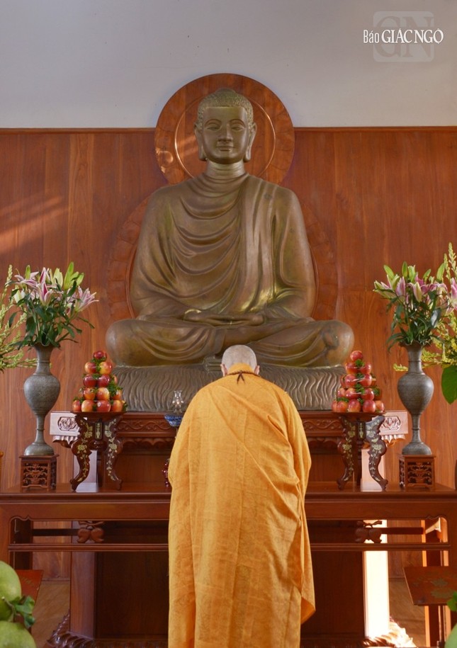 Trưởng lão Hòa thượng lễ Phật tại chánh điện tổ đình Long Quang