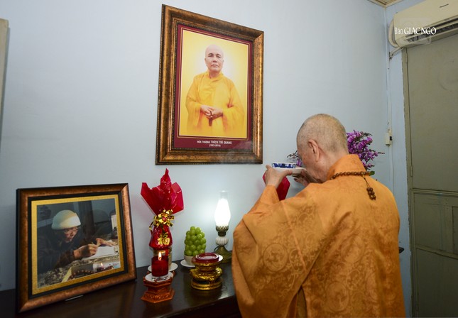 Tại liêu phòng của Trưởng lão Hòa thượng Thích Trí Quang, bên cạnh liêu phòng của Đức Đại lão Hòa thượng Thích Tịnh Khiết ở tổ đình Ấn Quang