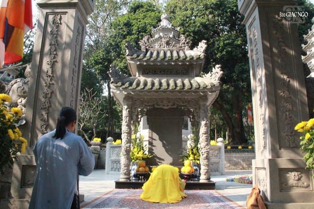 Bảo tháp Đại lão Hòa thượng trong khuôn viên tổ đình Tường Vân