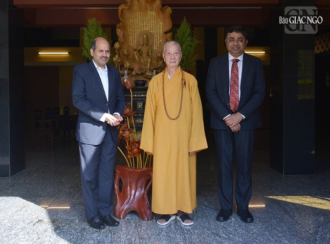 Buổi thăm viếng tại chùa Huê Nghiêm, trú xứ của Đức Pháp chủ GHPGVN tại TP.Thủ Đức - TP.HCM Buổi thăm viếng tại chùa Huê Nghiêm, trú xứ của Đức Pháp chủ GHPGVN tại TP.Thủ Đức - TP.HCM