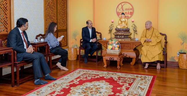 Hòa thượng Chủ tịch Hội đồng Trị sự GHPGVN tiếp thân mật tân Đại sứ đặc mệnh toàn quyền Cộng hòa Ấn Độ tại Việt Nam và phái đoàn tại chùa Minh Đạo - Ảnh: Đăng Huy/chutichghpgvn Hòa thượng Chủ tịch Hội đồng Trị sự GHPGVN tiếp thân mật tân Đại sứ đặc mệnh toàn quyền Cộng hòa Ấn Độ tại Việt Nam và phái đoàn tại chùa Minh Đạo - Ảnh: Đăng Huy/chutichghpgvn